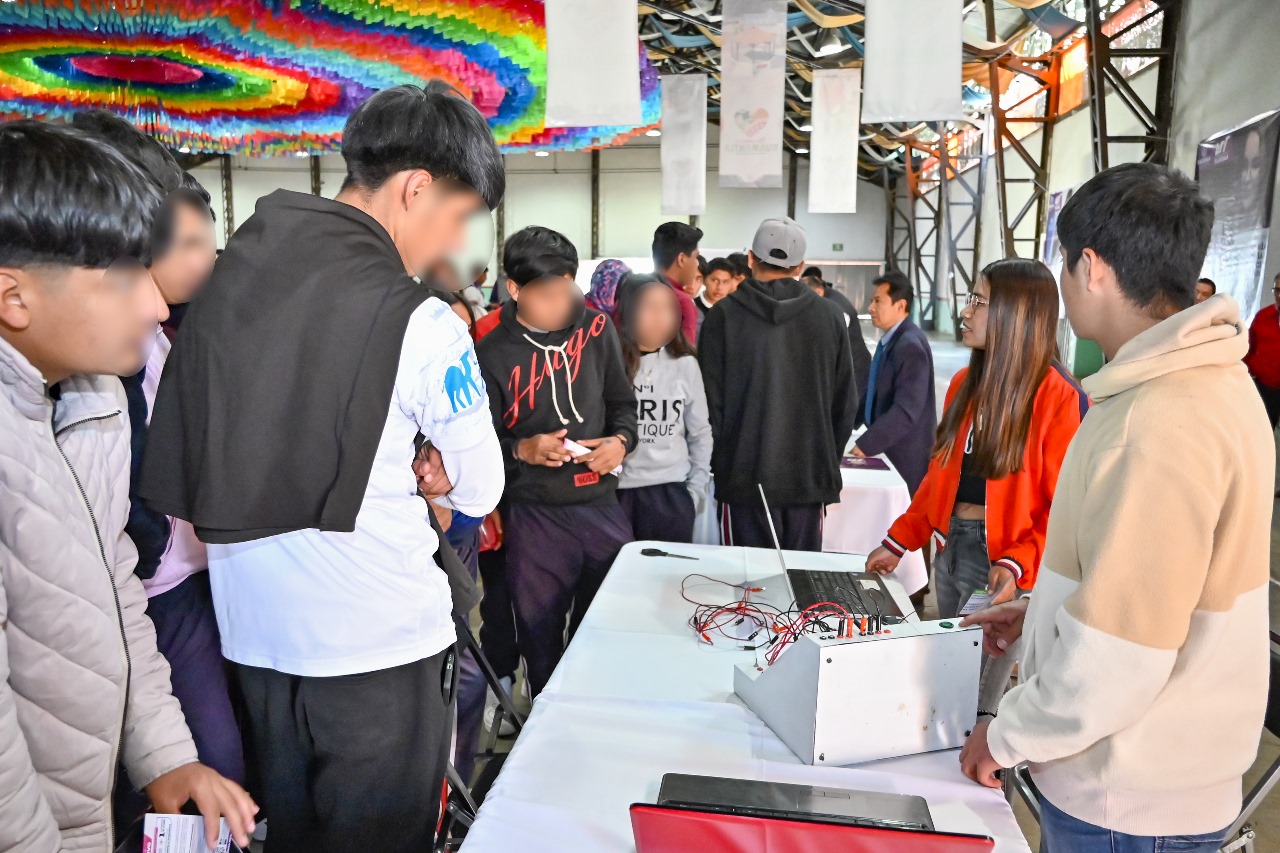 Estudiantes encuentran opciones para su futuro en la Feria Universitaria organizada por el gobierno de Huamantla y la UTT